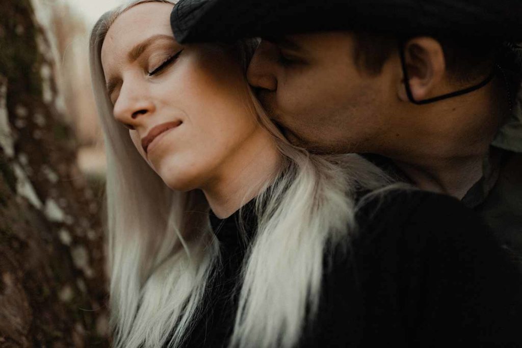 Un homme qui embrasse une femme dans le cou