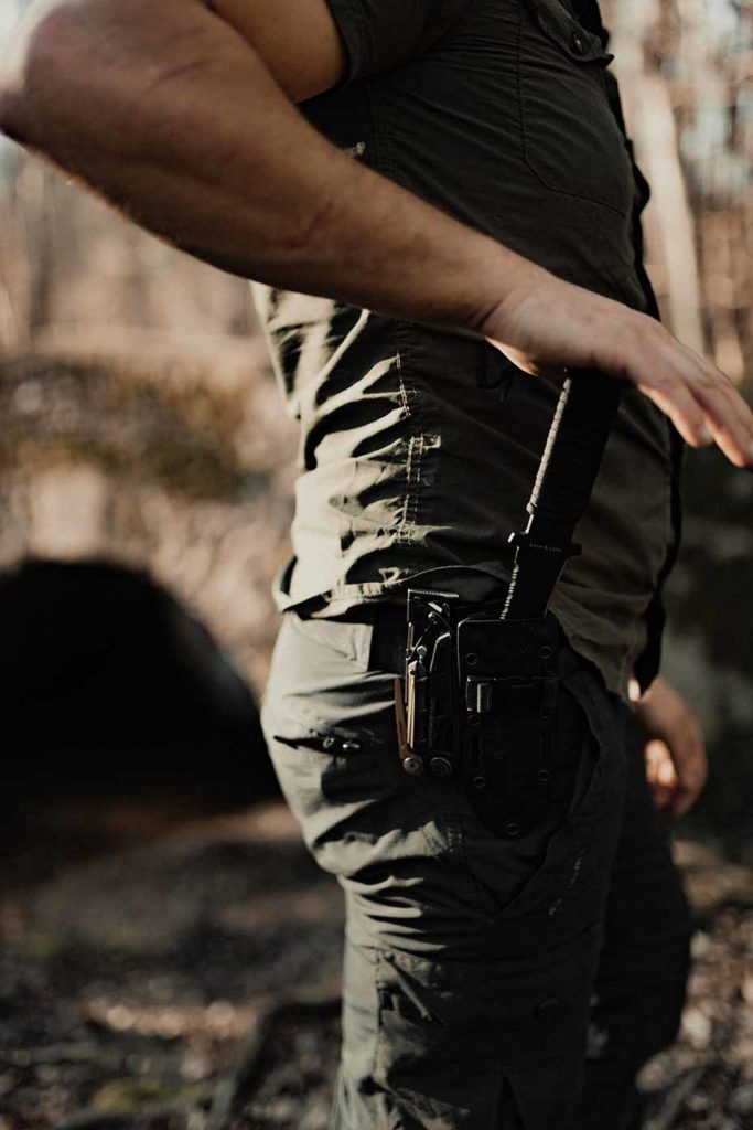 Homme qui remet son couteau dans son étui.