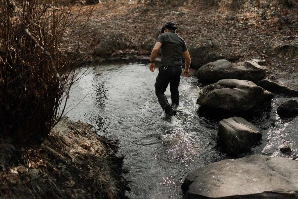Il marche dans l'eau fraiche de la rivière.