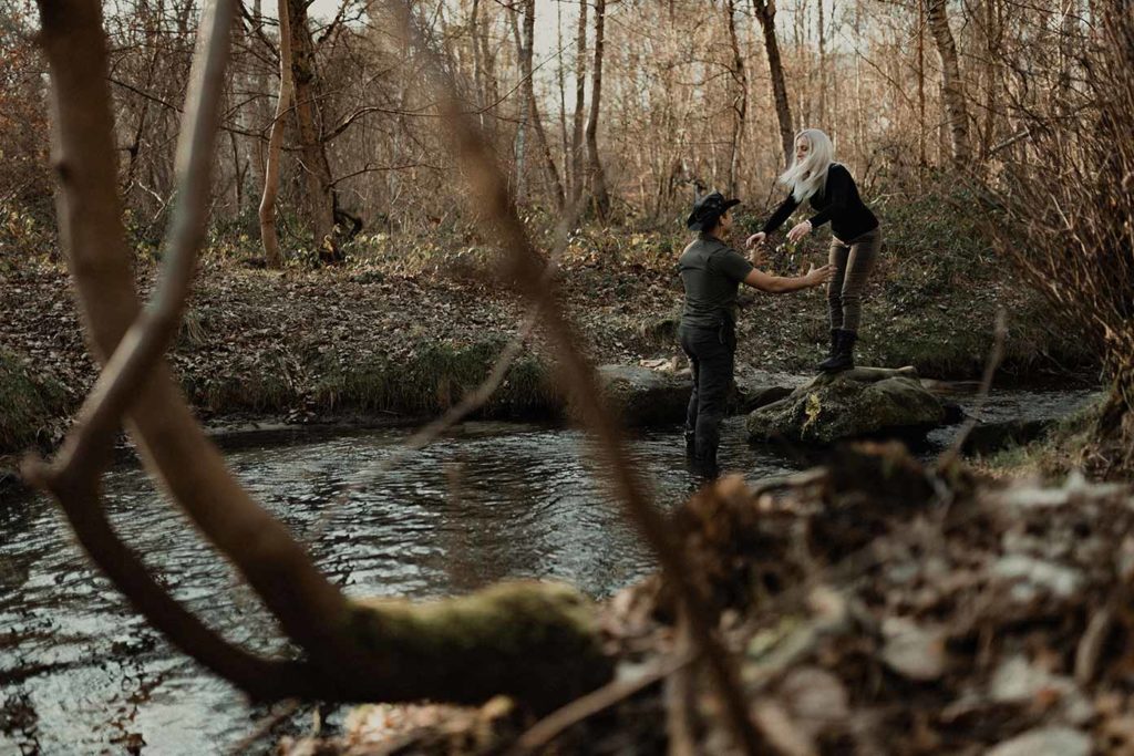 Une femme et un homme aux abords d'une rivières
