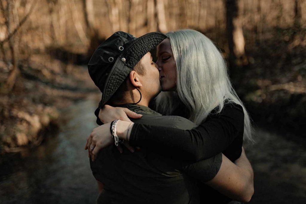 Des amoureux s'embrassent.