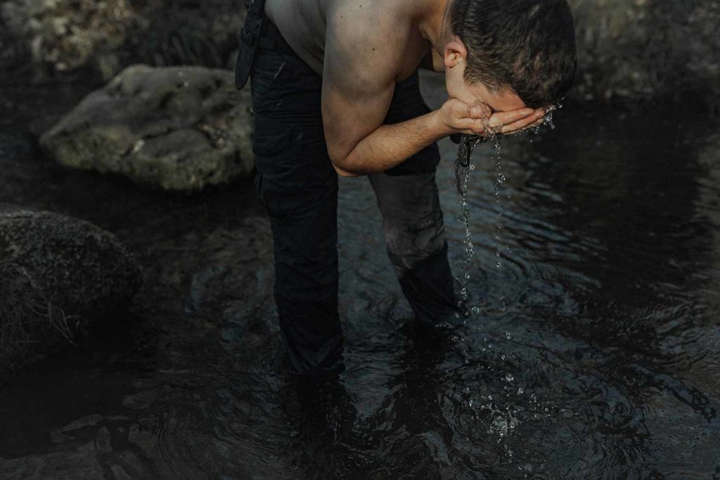 Il se rafraichit avec l'eau de la rivière.