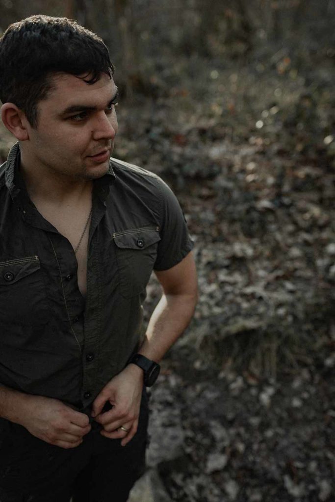 Il se rhabille après un bain dans la rivière.