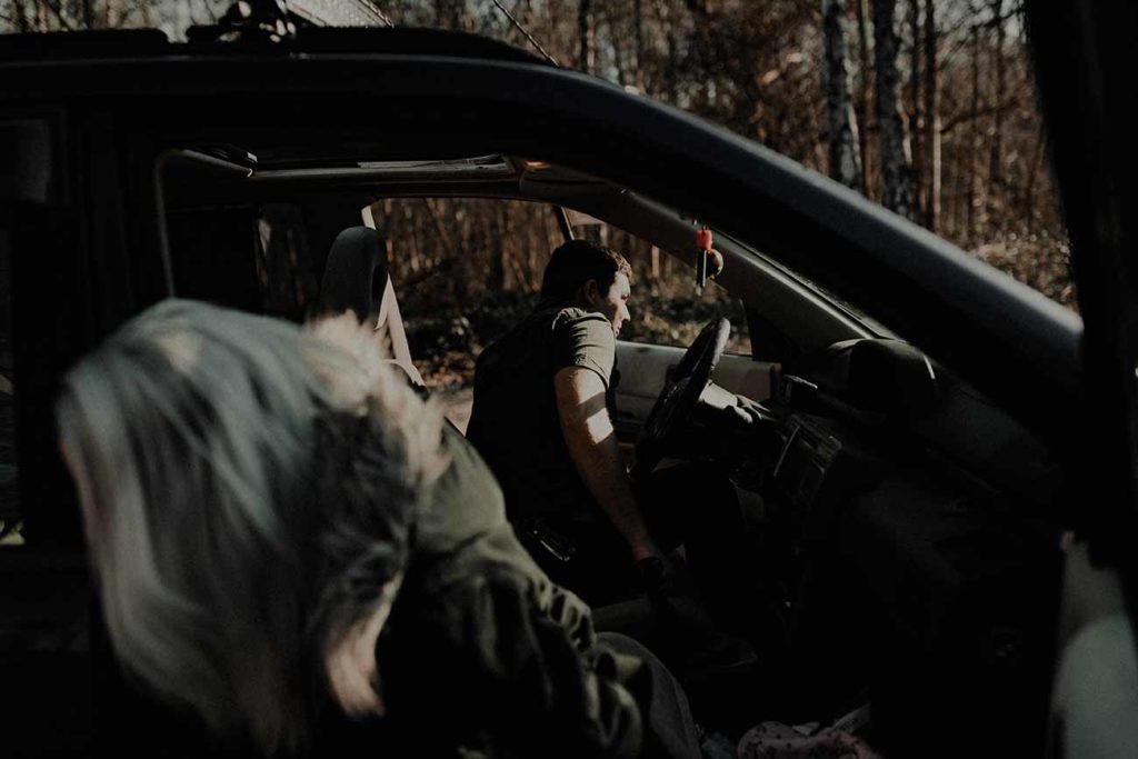 Le couple sort de la voiture.