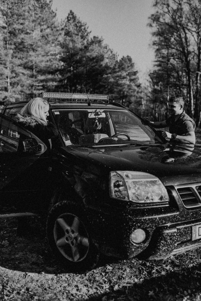 Couple avec un 4x4 plein de boue.