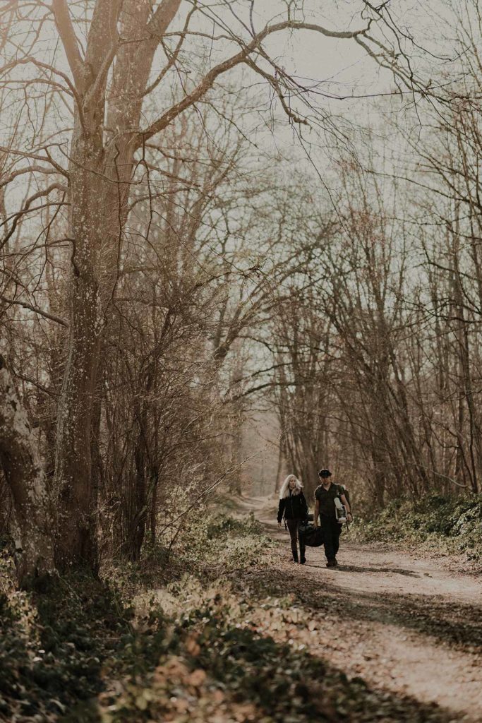 Un homme et une femme en randonnée en forêt.