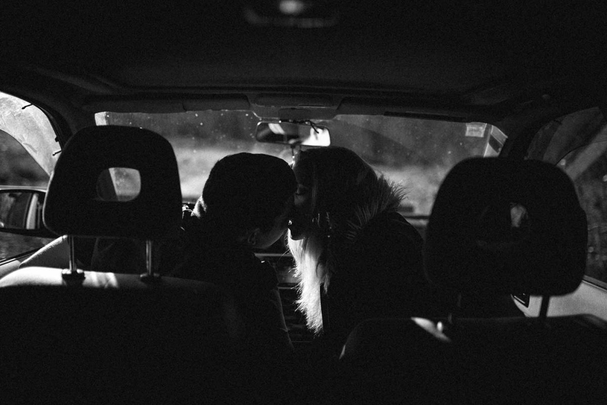 Couple qui s'embrasse dans une voiture.