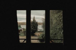 Paysage à travers la fenêtre, vue sur lac.