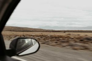 Paysage qui défile en voiture au milieu des steppes.