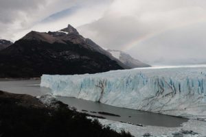 Glacier Perito Moreno avec arc en ciel.