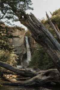 Chute d'eau en pleine nature.