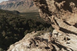 Descente sous les roches.