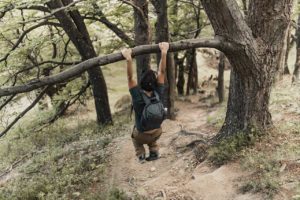 Femme qui se balance sur une branche.