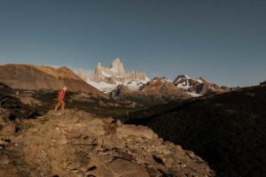 Femme en randonnée au milieu des montagnes en Argentine.