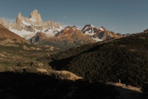 Femme face une immense montagne en Patagonie.