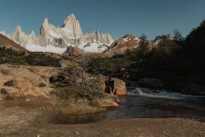 Cascade d'eau, rivière et montagne.