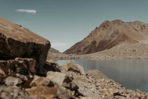 Lac et montagne aride.