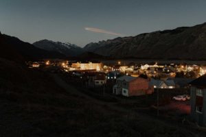 Village au milieu d'un vallée la nuit.