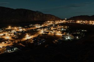 Village de nuit au milieu des montagnes.