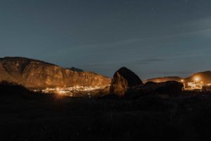 Tombée de la nuit en paysage montagneux.