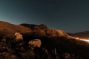 Tombée de la nuit sur les montagnes.