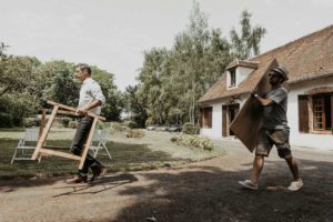 Les proches des mariés préparent des tables.