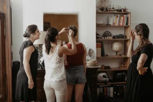 La coiffeuse de la mariée applique ses dernières retouches.