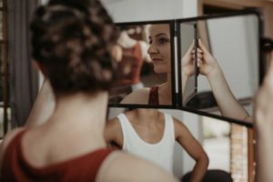 La mariée se regarde dans le miroir.