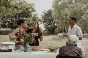 La mariée réconfortée par ses proches.