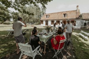 Des invités des mariés réunis dans le jardin.