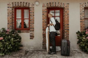 Le marié entre dans la chambre d'hôte.