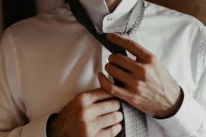 Le nœud de cravate du marié.