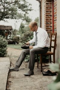 Le marié cire ses chaussures.
