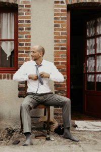 Le marié se prépare.