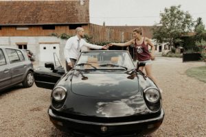 Le marié prend les clé de la voiture.