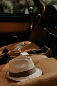 Un chapeau dans une voiture.