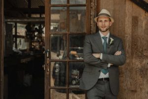 Un marié cool avec style champêtre rétro.