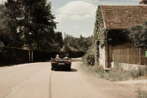 Le marié en voiture décapotable.