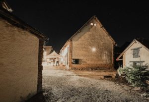Un mariage à la tombée de la nuit.