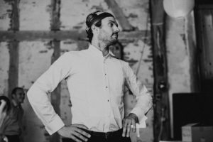 Un invité du mariage en plein sketch.