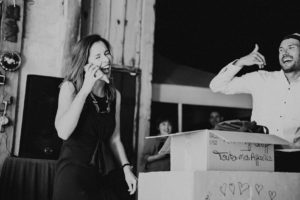 Moment de rires lors de cette soirée de mariage.