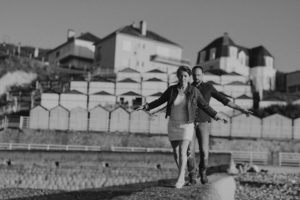 Un homme et une femme en équilibre sur un muret