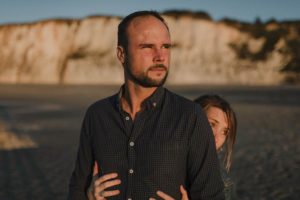 Couple en bord de mer au coucher du soleil
