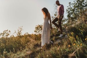 Couple qui se promène dans la nature.