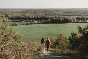 Couple main dans la main.