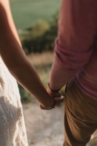 Mains qui se tiennent.