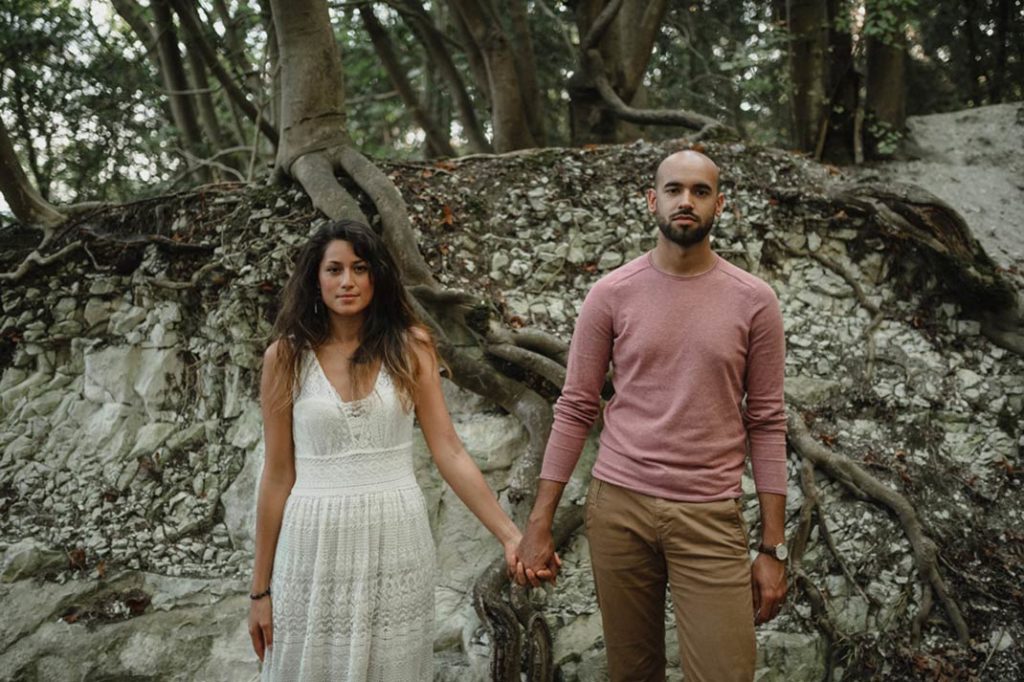 Couple en sous-bois.
