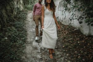 Couple qui descend un chemin.