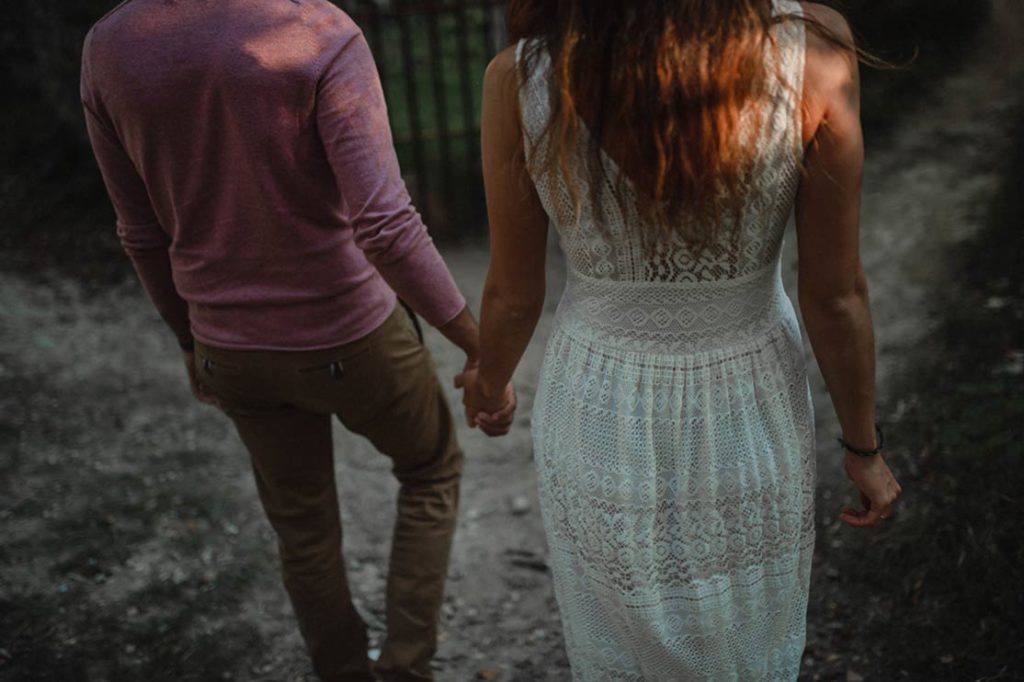 Couple main dans la main.