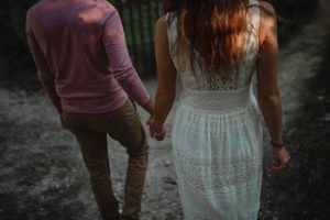 Couple main dans la main.